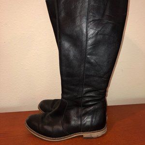 Knee-high black leather boots with zipper